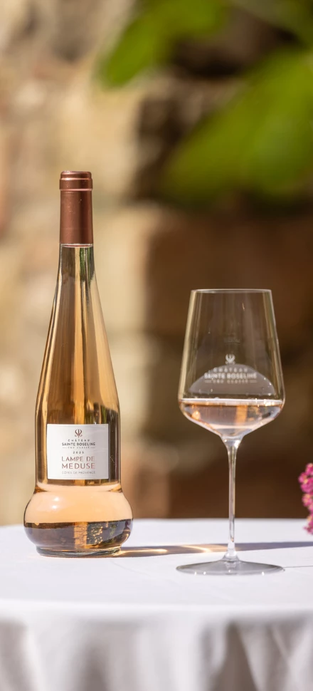 Découvrez Lampe de Méduse rosé du Château Sainte Roseline, un vin AOP Côtes de Provence Cru Classé emblématique du domaine