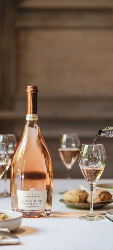 Découvrez La Chapelle de Sainte Roseline rosé, un vin AOP Côtes de Provence Cru Classé qui rend hommage au patrimoine du domaine