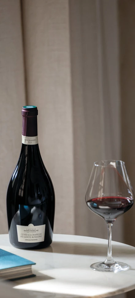 Découvrez La Chapelle de Sainte Roseline Rouge, un vin AOP Côtes de Provence Cru Classé qui rend hommage au patrimoine du domaine