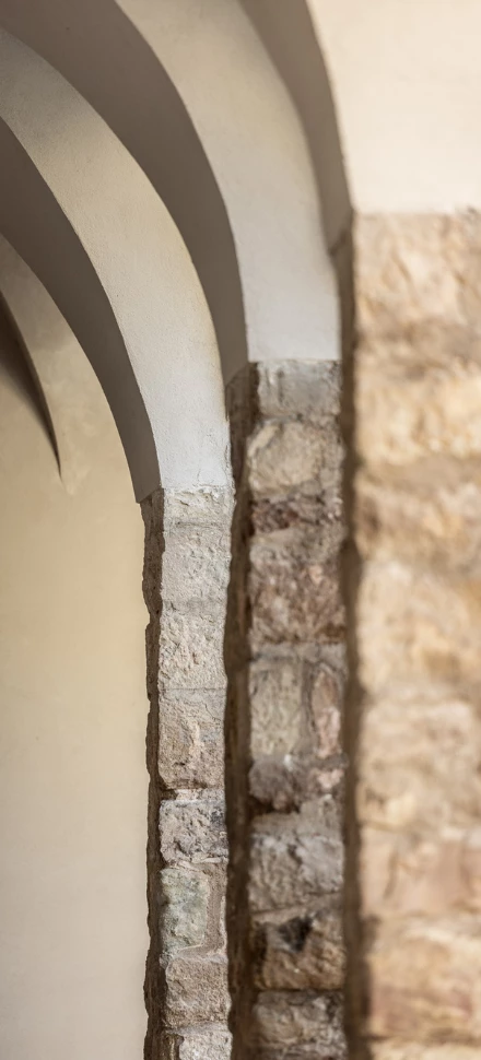 Découvrez le cloître historique du Château Sainte Roseline en Provence
