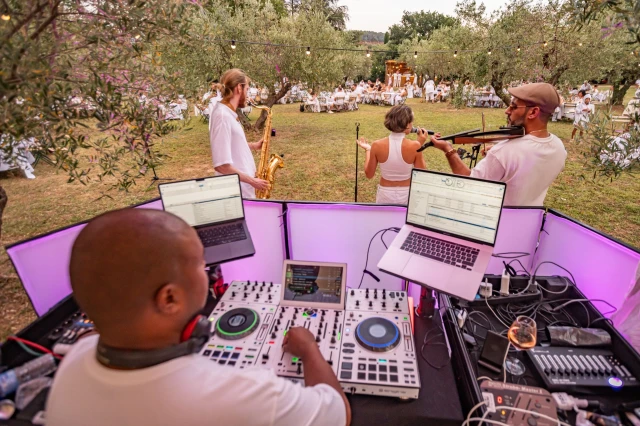 Découvrez les afters au cœur du vignoble, avec un DJ présent pour animer la soirée dans une ambiance festive et estivale.