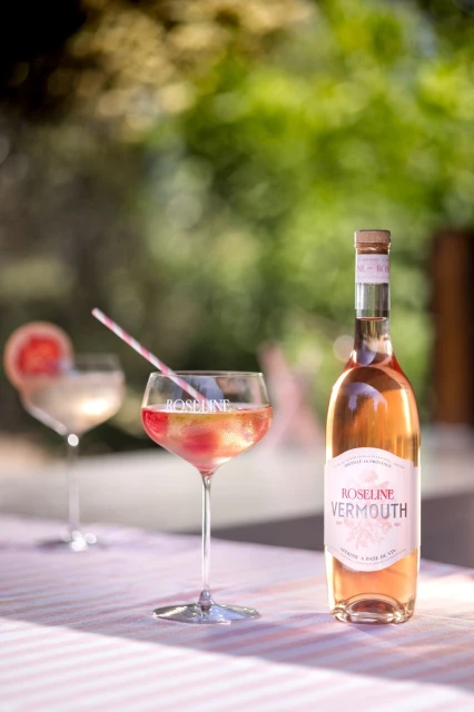 Découvrez un cocktail au Vermouth Roseline, inspiré de la Provence, mêlant fraîcheur, élégance et notes ensoleillées.