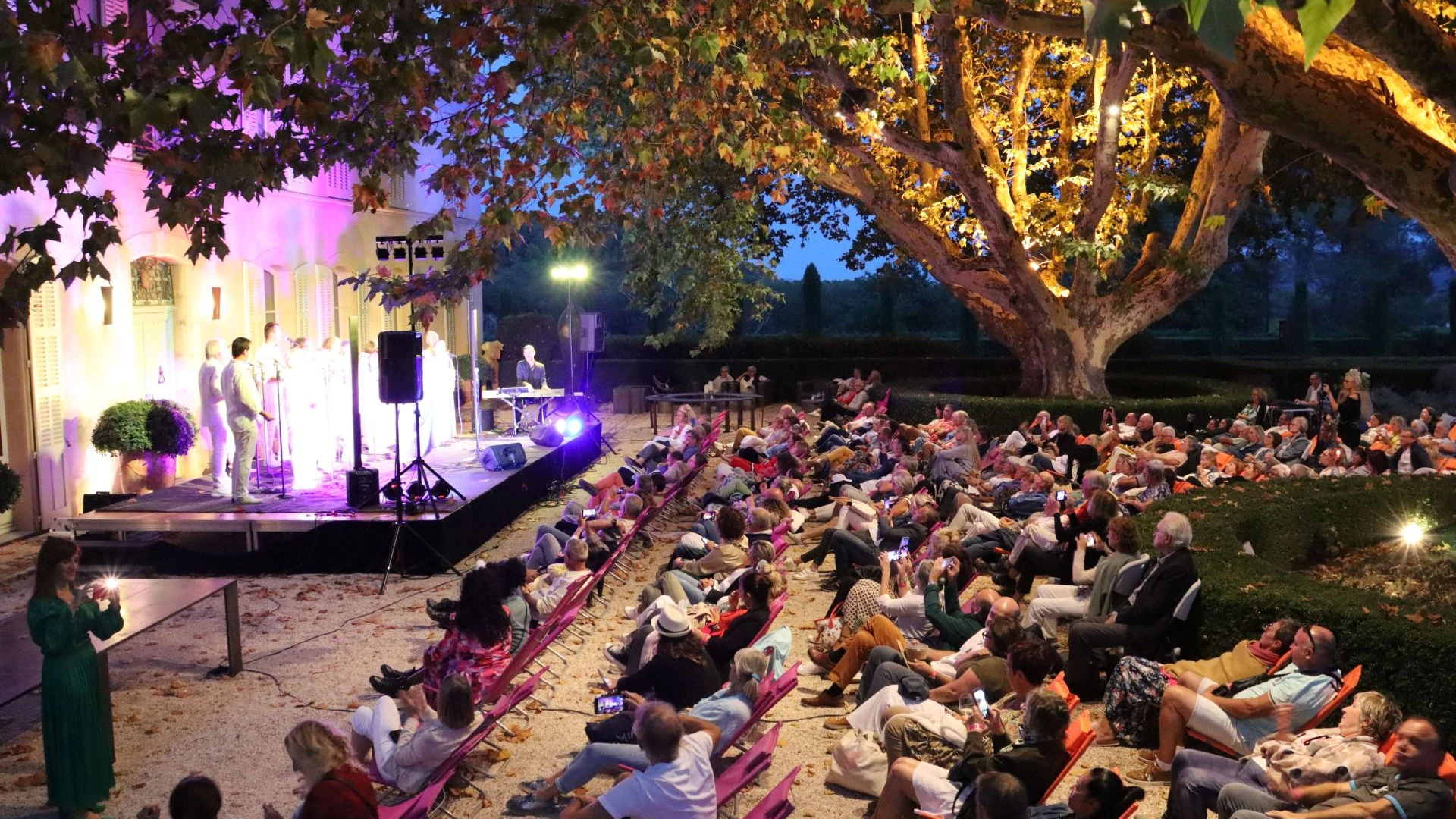 Découvrez un moment musical au cœur des vignes, avec des musiciens jouant en plein air dans une ambiance conviviale et festive.
