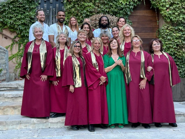 Concert de gospel en plein air au milieu des vignes, dans un cadre convivial et naturel.
