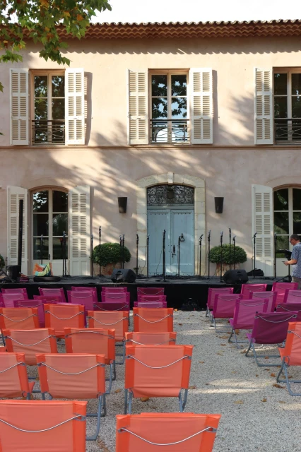 Concert musical dans le parc privé du Château Sainte Roseline, avec des artistes se produisant en plein air dans un cadre élégant et verdoyant.