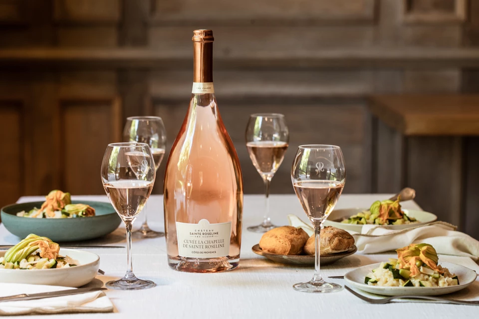 Découvrez La Chapelle de Sainte Roseline en rosé, un vin AOP Côtes de Provence Cru Classé qui rend hommage au patrimoine du domaine
