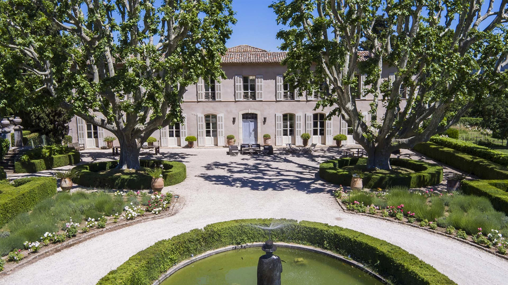 Contactez le Château Sainte Roseline, domaine viticole Cru Classé en Provence, pour organiser votre visite ou échanger avec notre équipe