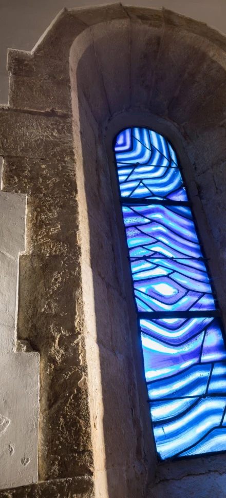 Découvrez les vitraux d’Ubac et Bazaine dans la Chapelle Sainte Roseline, un patrimoine artistique unique en Provence